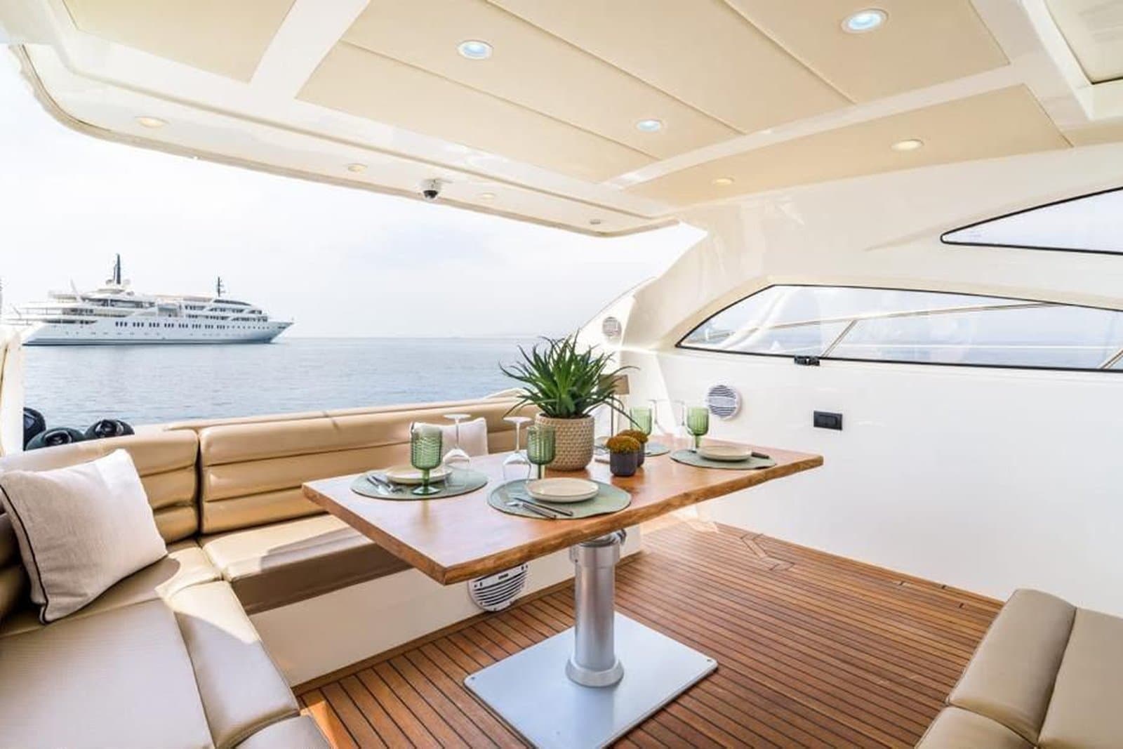Motor Yacht: Private Charter: vue 2